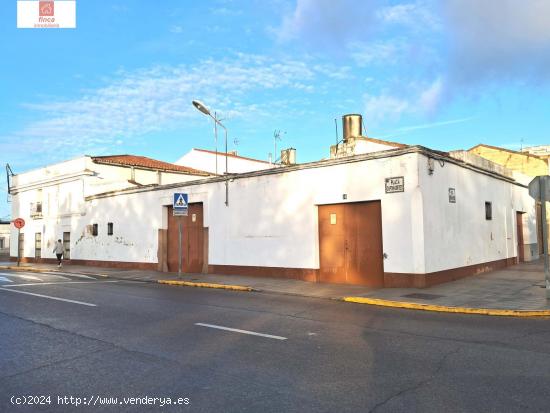 MONTIJO, VENTA VIVIENDA DE ESQUINA, MUY AMPLIA Y LUMINOSA, PARA REFORMAR - BADAJOZ