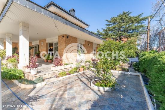 CHALET DE 6 HABITACIONES CON GARAJE Y PISCINA CUBIERTA EN ZONA MESTRAL REUS - TARRAGONA