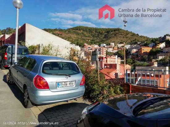 ¡Oportunidad! Solar en Barcelona, que da a dos calles en zona tranquila cerca de La Vall d'Hebron. 