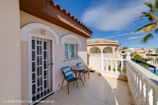 Se vende Chalet independiente de 5 dormitorios en Quesada - ALICANTE