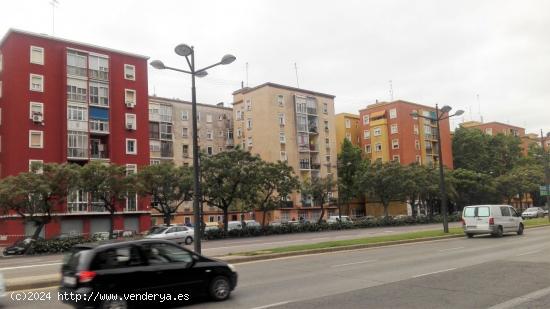  Se vende piso con ascensor en la Avd. del Cid. - VALENCIA 