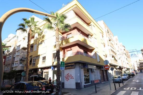  APARTAMENTO EN EL CENTRO DE TORREVIEJA. 3 DORM. 1 BAÑO. 110 M2. PLAYA A 300 METROS. SIN ASCENSOR. - 