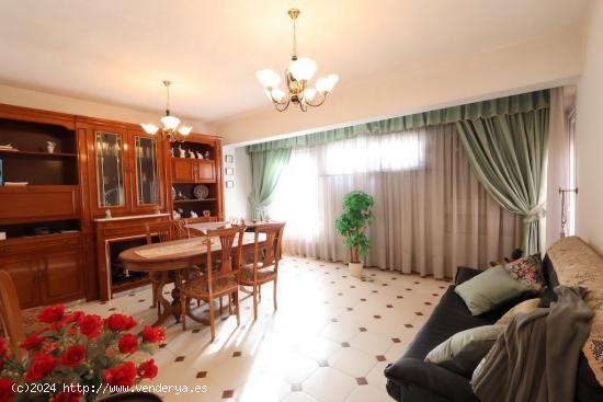 APARTAMENTO EN EL CENTRO DE TORREVIEJA. 3 DORM. 1 BAÑO. 110 M2. PLAYA A 300 METROS. SIN ASCENSOR. -