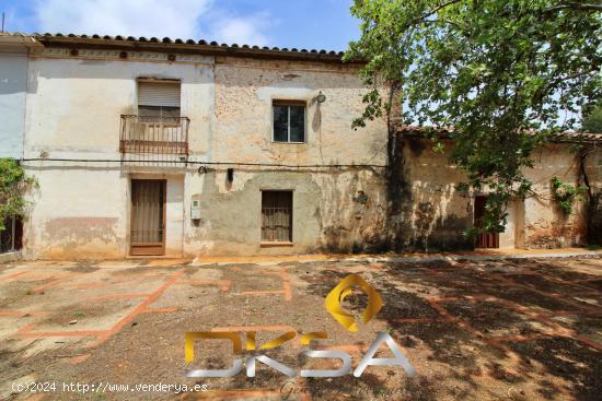 Amplia masía con 3 viviendas y mucho terreno en Montalba - CASTELLON