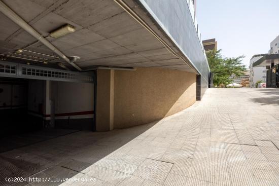 PLAZA AMPLIA DE GARAJE EN RESIDENCIAL PARQUE LAGOS - GRANADA