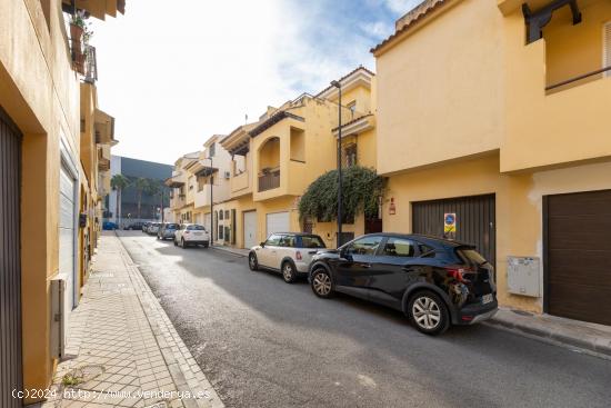  Casa perfecta en Armilla: 4 dormitorios, patio y ubicación inmejorable  - GRANADA