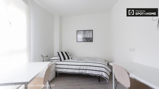 Amplia habitación en un apartamento de 4 dormitorios en Tetuán - MADRID