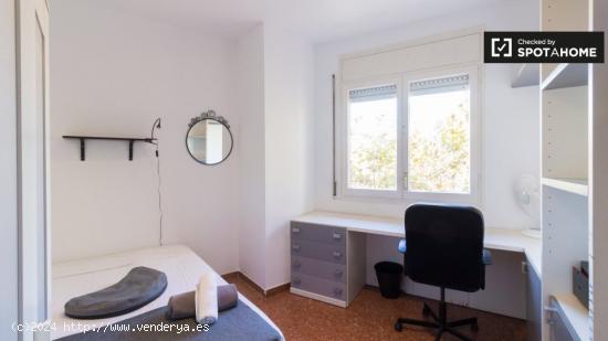 Se alquila habitación en piso de 5 habitaciones en Barcelona - BARCELONA