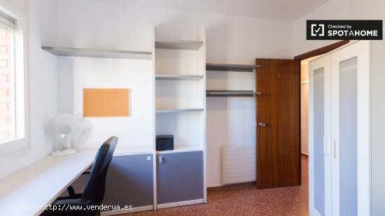 Se alquila habitación en piso de 5 habitaciones en Barcelona - BARCELONA