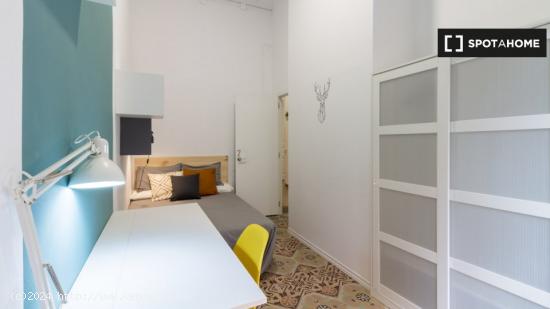 Elegante habitación en alquiler en apartamento de 9 habitaciones en Gracia - BARCELONA