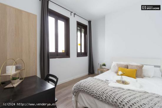  Habitación amueblada con llave independiente en apartamento de 8 dormitorios, Sol - MADRID 