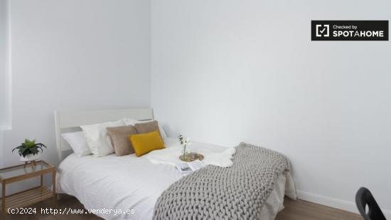 Habitación amueblada con llave independiente en apartamento de 8 dormitorios, Sol - MADRID