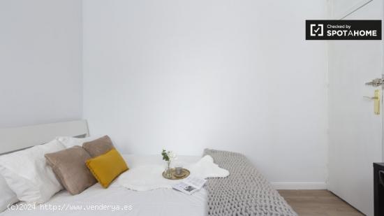 Habitación amueblada con llave independiente en apartamento de 8 dormitorios, Sol - MADRID