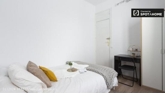 Habitación amueblada con llave independiente en apartamento de 8 dormitorios, Sol - MADRID