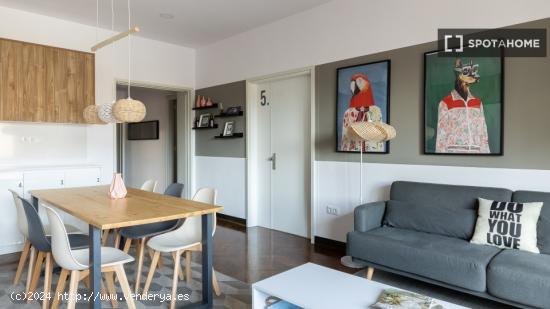 Se alquila habitación en piso de 7 habitaciones en Barcelona - BARCELONA