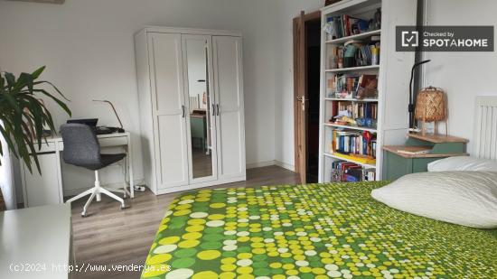 Habitación luminosa en apartamento de 4 dormitorios en el Eixample Dreta. - BARCELONA