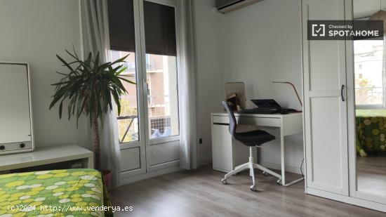 Habitación luminosa en apartamento de 4 dormitorios en el Eixample Dreta. - BARCELONA