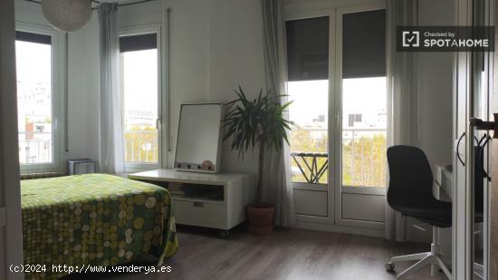 Habitación luminosa en apartamento de 4 dormitorios en el Eixample Dreta. - BARCELONA