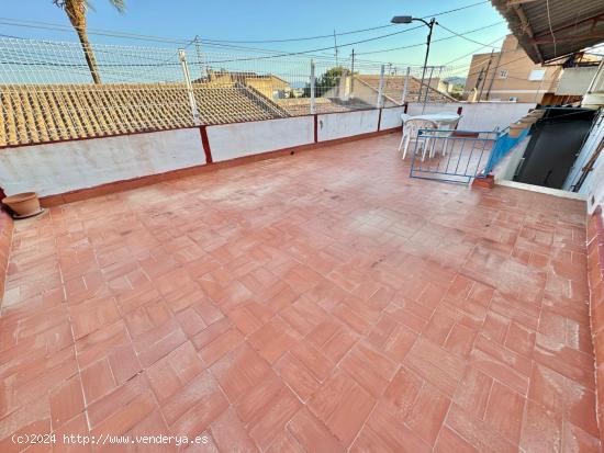 MARAVILLOSA CASA DE CAMPO A TAN SOLO 7 MIN DE ORIHUELA EN SUELO URBANO CON PORCHE, PATIO..¡VISITELA