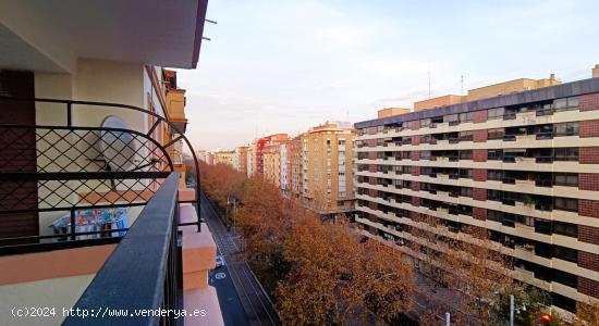 Vivienda de tres dormitorios y salón con bonita terraza exterior a paseo Fernando El Católico - ZA