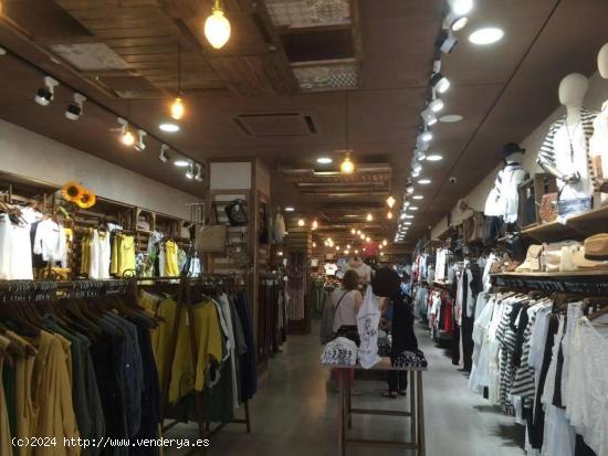  Traspaso Tienda Moda y Complementos en Eje Comercial en L´Hospitalet - BARCELONA 