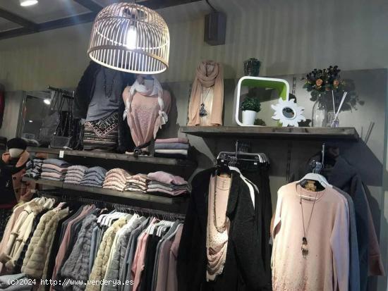 Traspaso Tienda Moda y Complementos en Eje Comercial en L´Hospitalet - BARCELONA