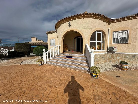 Villa en venta en Catral (Alicante)