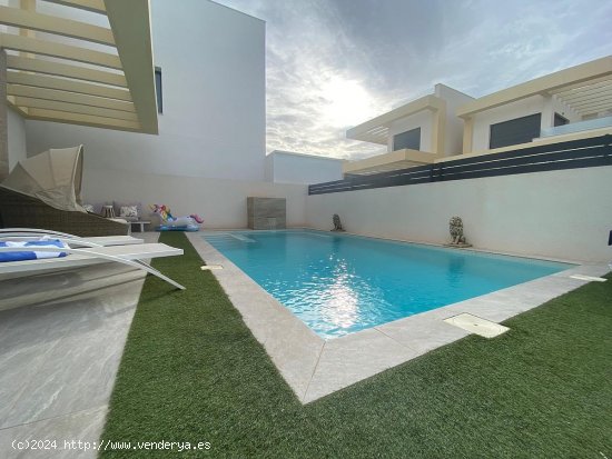 Villa en venta en Los Montesinos (Alicante)