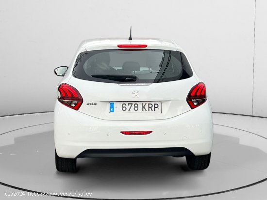 Peugeot 208 Signature - 