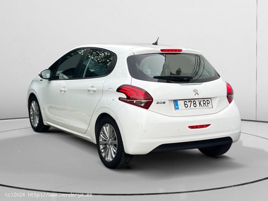 Peugeot 208 Signature - 