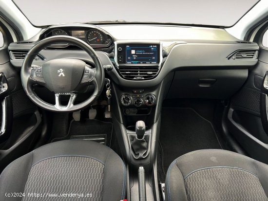 Peugeot 208 Signature - 