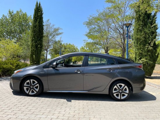 Toyota Prius Híbrido 1.8 122cv. *IVA deducible* *Garantía Toyota* *176.000 km* *2019* *Nacional* -