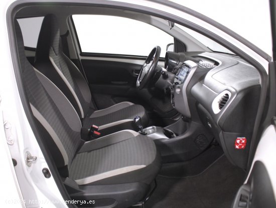 Toyota Aygo 1.0 VVT-I X-PLAY 5P X-SHIFT - 