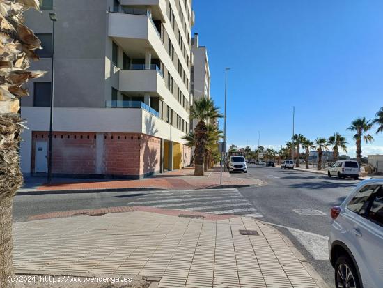 ALQUILER DE LOCAL COMERCIAL EN ESQUINA  CON INCREÍBLE UBICACIÓN RES. MARINA BAY EN EL CAMPELLO - A