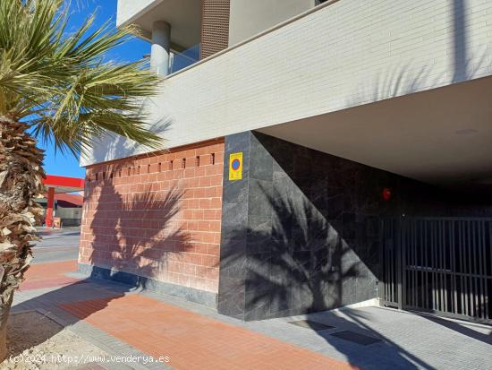 ALQUILER DE LOCAL COMERCIAL EN ESQUINA  CON INCREÍBLE UBICACIÓN RES. MARINA BAY EN EL CAMPELLO - A