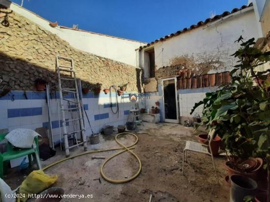 CASA REFORMADA CON PATIO Y DOS PISOS INDEPENDIENTES - CACERES