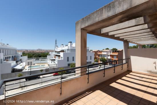 CHALET PAREADO JUNTO AL  C.C.NEVADA - GRANADA