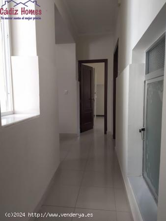 AMPLIA VIVIENDA DE 4 DORMITORIOS Y 2 BAÑOS.-ZONA PLAZA DE ESPAÑA - CADIZ