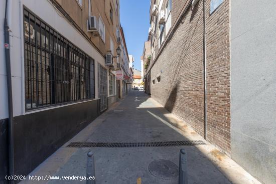 ¡Tu negocio en el corazón de Atarfe! Local comercial en venta con gran escaparate. - GRANADA