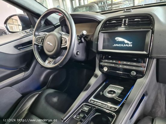 Jaguar F-Pace Jaguar F-Pace 3.0 D S 4WD Aut. 300Hp ... Pano LED-Xenon Navi Sport-Leather Camera Keyl