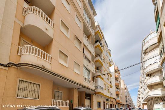 BONITO APARTAMENTO EN TORREVIEJA CON PISCINA COMUNITARIA - ALICANTE