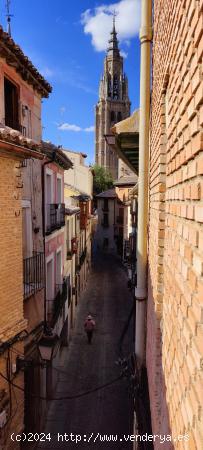 PISO EN EL CASCO CON VISTAS A LA CATEDRAL - TOLEDO