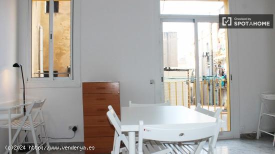 Habitación decorada con calefacción en piso compartido, El Raval - BARCELONA