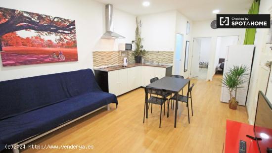 Habitación relajante con escritorio en apartamento de 4 habitaciones, El Raval - BARCELONA