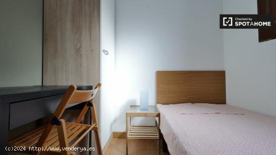 Se alquila habitación amueblada en apartamento de 3 dormitorios en El Raval - BARCELONA