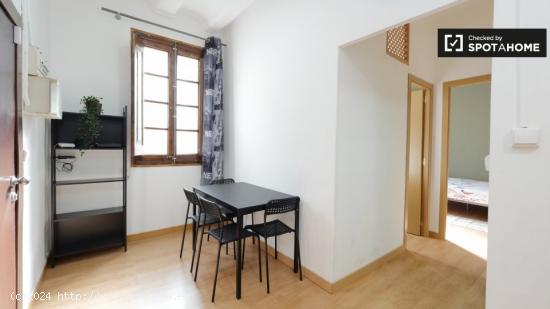 Se alquila habitación amueblada en apartamento de 3 dormitorios en El Raval - BARCELONA