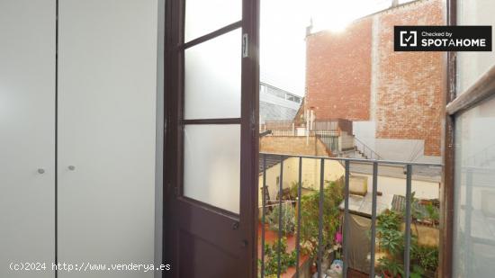 Acogedora habitación en apartamento de 4 dormitorios en el Raval. - BARCELONA