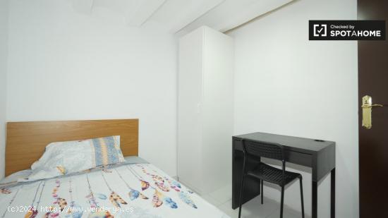 Habitación luminosa en apartamento de 3 dormitorios en El Raval - BARCELONA