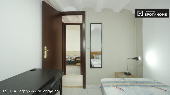 Habitación luminosa en apartamento de 3 dormitorios en El Raval - BARCELONA