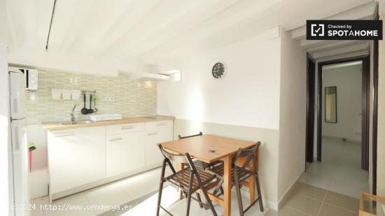 Habitación luminosa en apartamento de 3 dormitorios en El Raval - BARCELONA